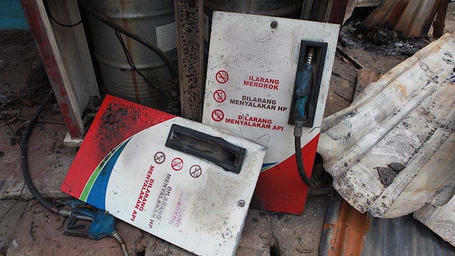 Tak hanya rumah, diperkirakan ada empat unit kios yang juga mengalami kerusakan. (Bloomberg Technoz/Andrean Kristianto)