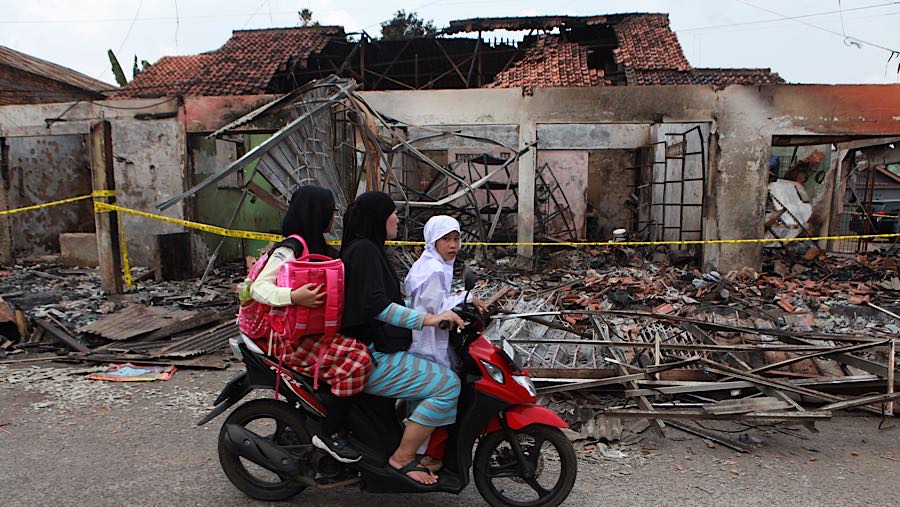 Para korban kini telah dievakuasi ke sejumlah rumah sakit (RS) untuk mendapatkan penanganan medis intensif karena luka yang diderita cukup parah. 