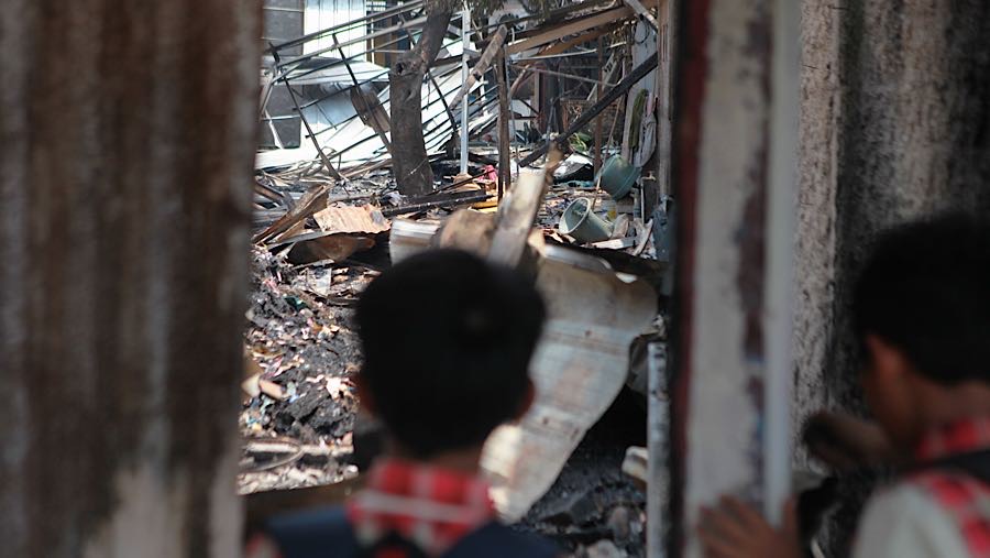 Peristiwa yang diduga akibat kebocoran gas ini berdampak pada rumah warga dan kios di sekitar lokasi. (Bloomberg Technoz/Andrean Kristianto)