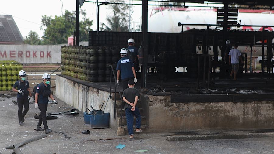Tim Labfor melihat kondisi SPBE Cimuning yang terbakar di Mustikajaya, Bekasi, Kamis (2/4/2026). (Bloomberg Technoz/Andrean K)