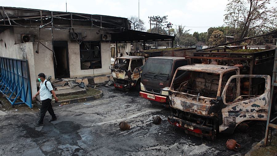 Ledakan dan kebakaran tersebut mengakibatkan kondisi SPBE Cimuning mengalami kerusakan berat hingga nyaris total. (Bloomberg Technoz/Andrean K)