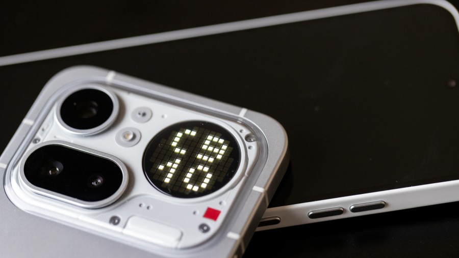 Perangkat smartphone dari Nothing Technology Ltd. yang selalu tampail berbeda.