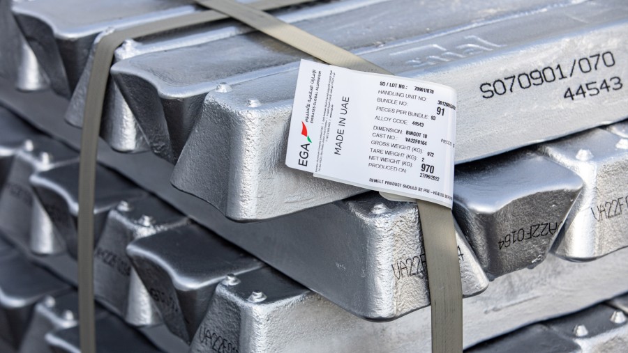 Tumpukan ingot aluminium di pabrik Emirates Global Aluminium Al Taweelah di Abu Dhabi, pada tahun 2022. (Fotografer: Christopher Pike/Bloomberg)