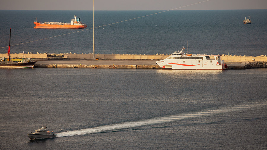 Kode Rahasia dan Biaya Yuan Memungkinkan Kapal Melewati Gerbang Tol Hormuz di Iran (Bloomberg)