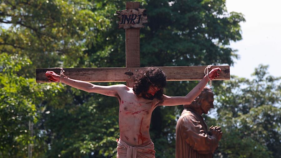 Visualisasi Jalan Salib saat peringatan Jumat Agung di Gereja Katolik Paroki St Yohanes Maria Vianney, Jumat (3/4/2026). (Bloomberg Technoz/Andrean K)