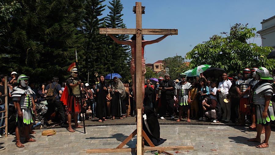 Jumat Agung menjadi momen refleksi mendalam bagi umat Kristiani untuk mengenang pengorbanan dan kasih Yesus Kristus bagi umat manusia.