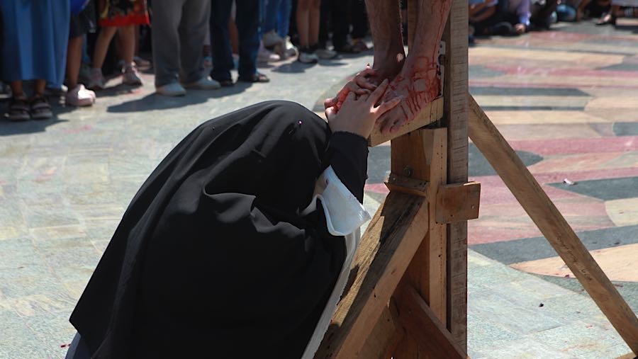 Prosesi ini mengajak umat meniru sikap kasih Yesus menghadapi cobaan dan membawa umat ke suasana reflektif. (Bloomberg Technoz/Andrean Kristianto)