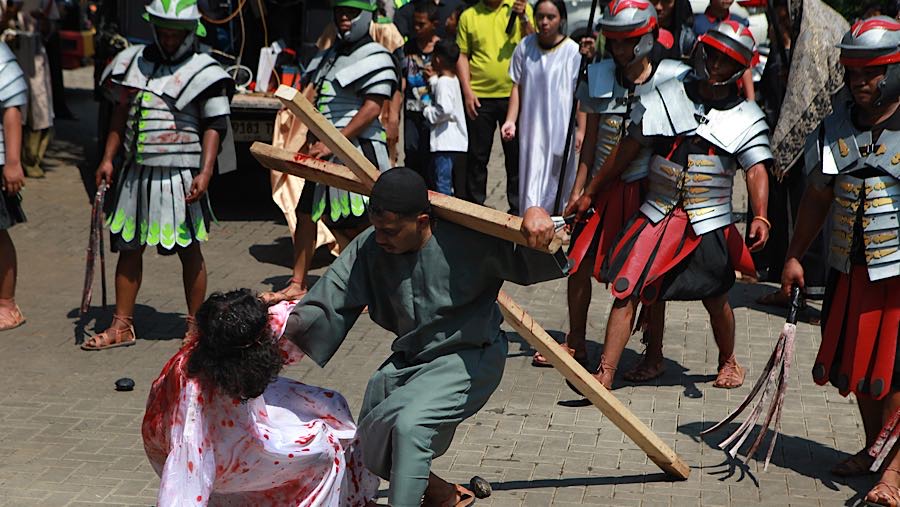 Para pemeran memperagakan drama penyaliban Yesus pada Tablo Jalan Salib dengan 14 titik pemberhentian.  (Bloomberg Technoz/Andrean Kristianto)