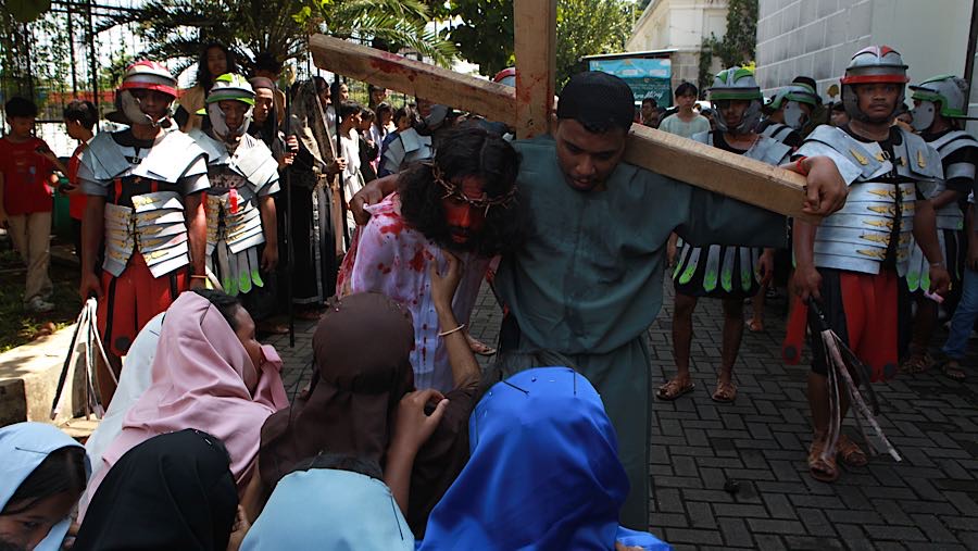 Umat sungguh-sungguh dengan hati yang menyatu dalam penderitaan Kristus saat visualisasi ini berlangsung. (Bloomberg Technoz/Andrean K)