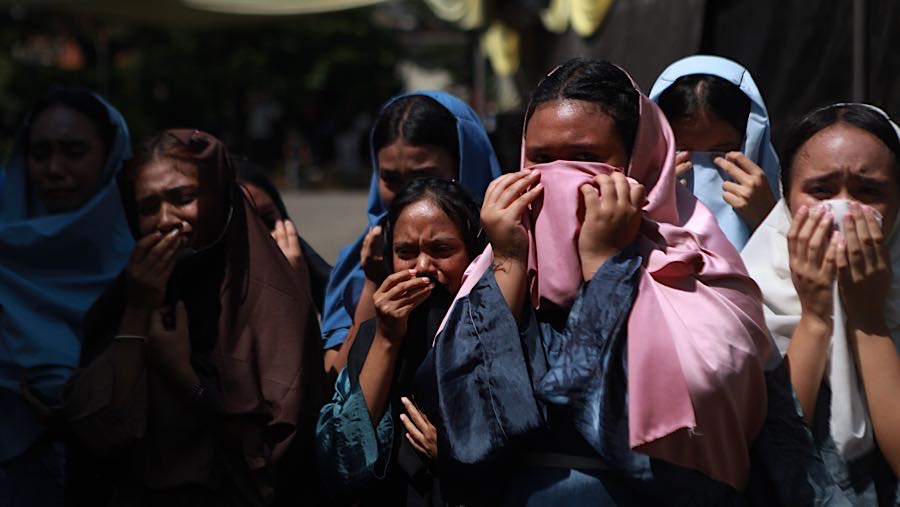 Tak sedikit umat yang merasakan penderitaan Yesus dengan meneteskan air mata. (Bloomberg Technoz/Andrean Kristianto)