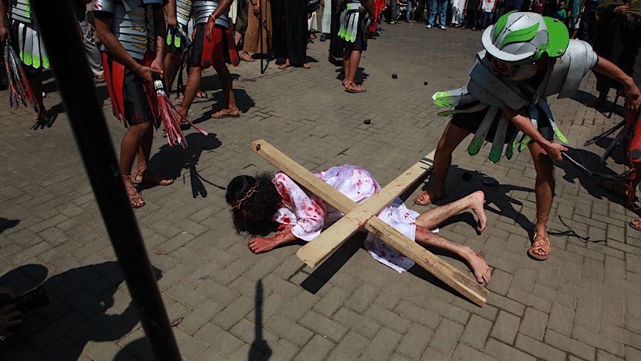 Melalui adegan-adegan yang ditampilkan, umat diajak masuk dalam pengalaman iman yang lebih hidup. (Bloomberg Technoz/Andrean Kristianto)