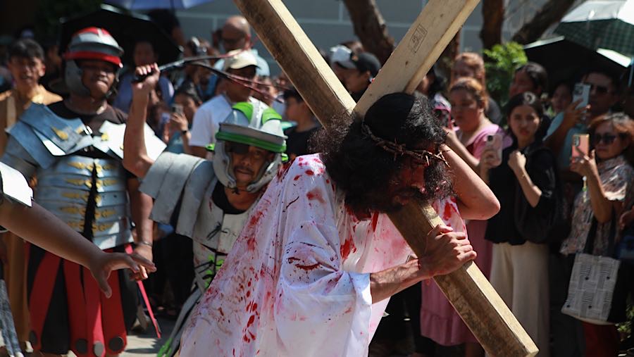 Tablo tersebut menggambarkan perjalanan penderitaan Yesus menuju penyaliban. (Bloomberg Technoz/Andrean Kristianto)