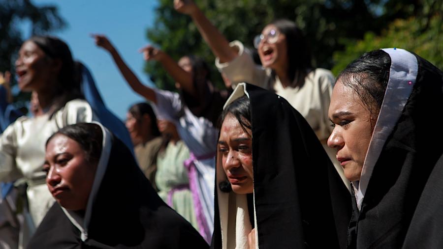 Cuaca terik tak menyurutkan antusias jemaah menyaksikan rangkaian Paskah tersebut. (Bloomberg Technoz/Andrean Kristianto)