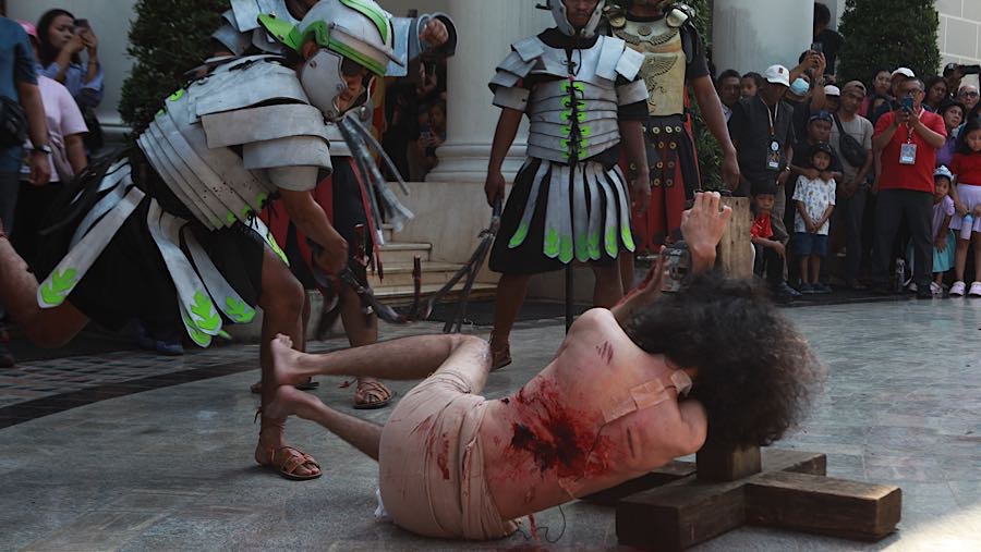 Adegan demi adegan diperankan secara emosional dan hidup sehingga membuat umat merasa hanyut. (Bloomberg Technoz/Andrean K)