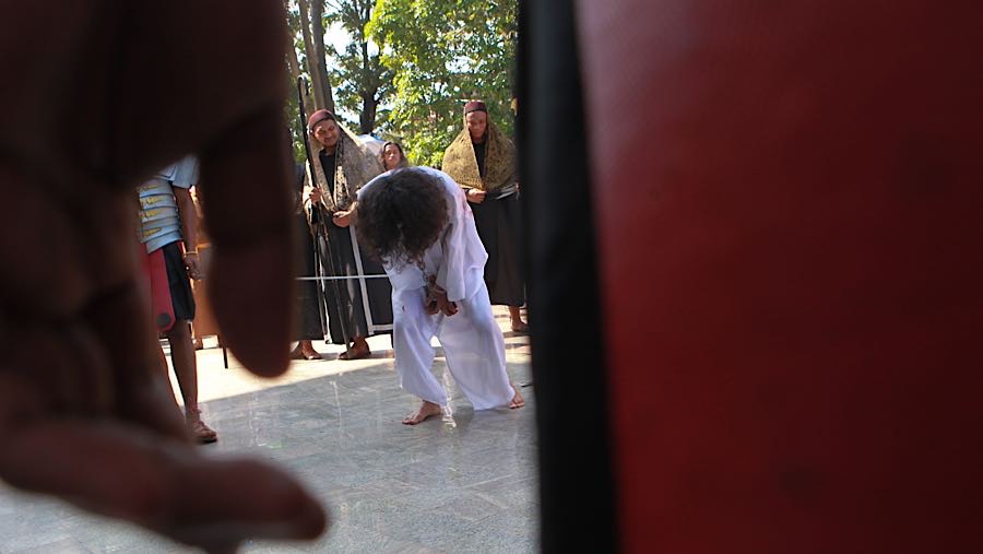 Visualisasi Jalan Salib tersebut sebagai rangkaian perayaan Tri Hari Suci Paskah. (Bloomberg Technoz/Andrean Kristianto)