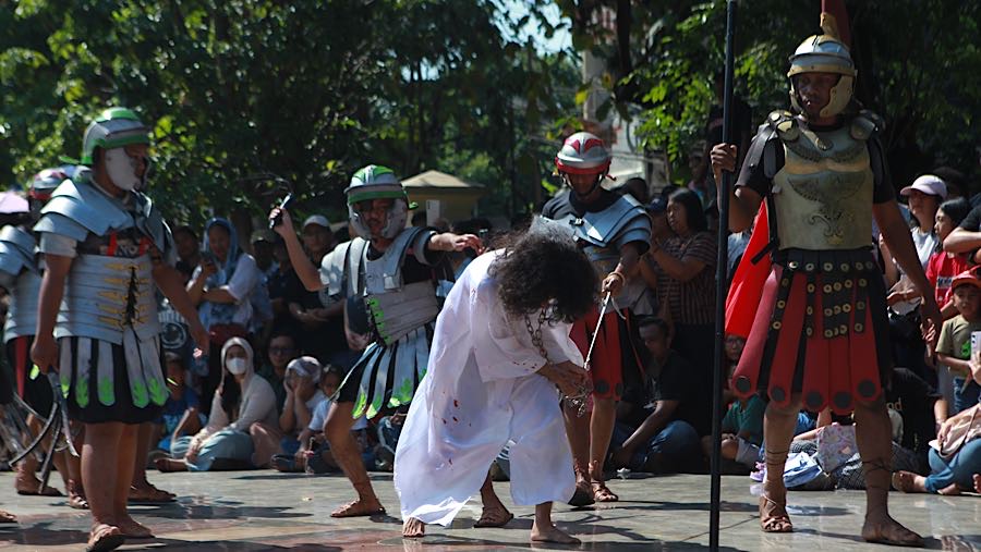Pemeran melakukan visualisasi jalan salib di Gereja Katolik Paroki St Yohanes Maria Vianney, Jumat (3/4/2026). (Bloomberg Technoz/Andrean Kristianto)