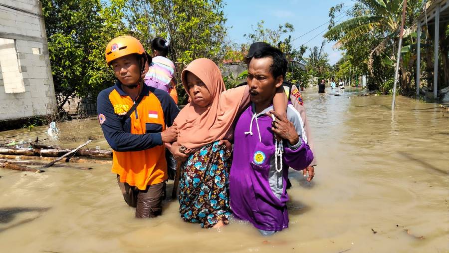 Petugas BPBD Kabupaten Demak membantu evakuasi warga dari banjir di Kabupaten Demak, Jawa Tengah, Sabtu (4/4). FOTO: BPBD Kabupaten Demak