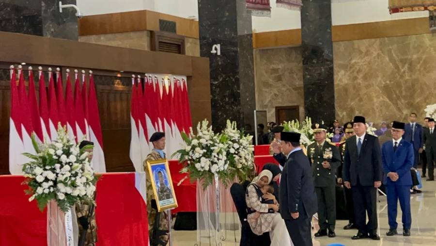Presiden Prabowo Subianto memberikan penghormatan terakhir kepada tiga prajurit TNI yang gugur dalam tugas di Lebanon. (Azura/Bloomberg Technoz)