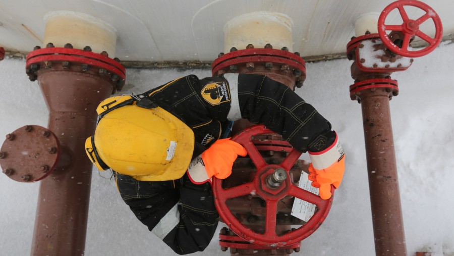 Petugas di kilang minyak. dok: Bloomberg