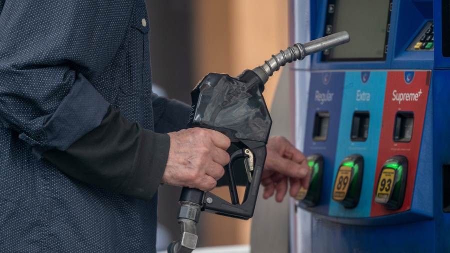 Ilustrasi pengisian BBM. Ancaman perang di Iran mendorong kenaikan harga energi, imbasnya pada harga BBM. dok: Bloomberg