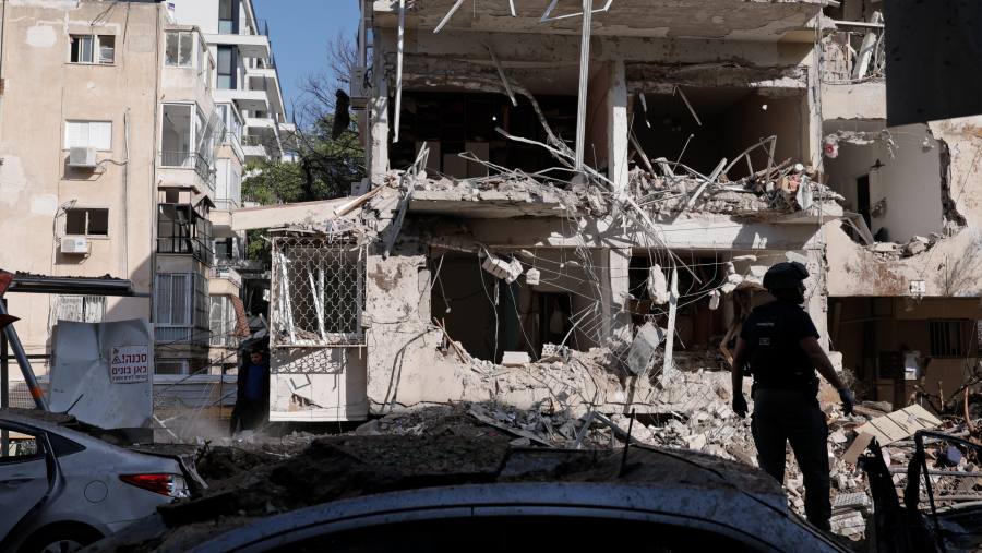 Bangunan di Tel Aviv yang rusak kena hantaman rudal Iran, 24 Maret 2026. dok: Bloomberg