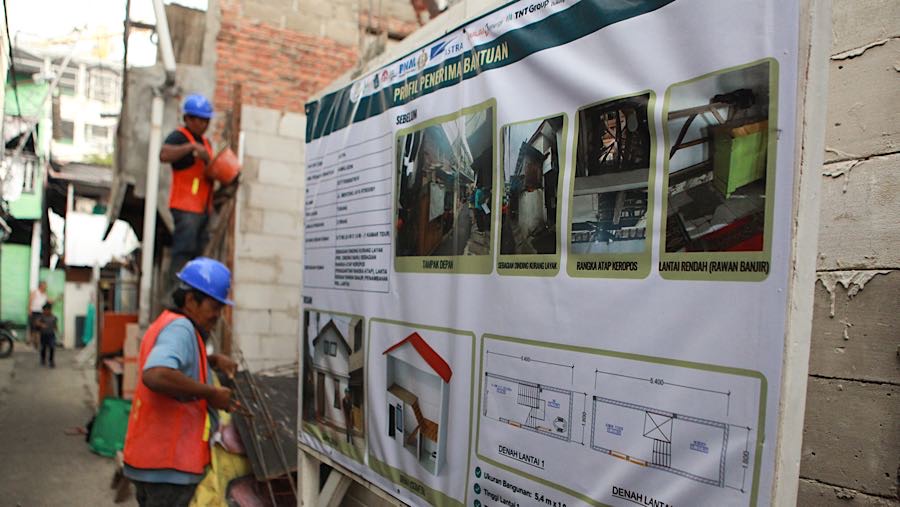 Pekerja merenovasi rumah warga pada program Penataan Kawasan Kumuh di Menteng Tenggulun, Jakarta, Senin (6/4/2026). (Bloomberg Technoz/Andrean K)