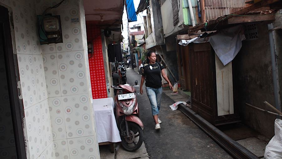 Perbaikan dilakukan pada jalan lingkungan, drainase, sanitasi, hingga fasilitas ibadah. (Bloomberg Technoz/Andrean Kristianto)