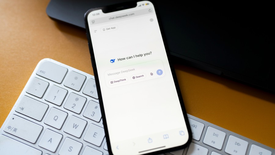 DeepSeek, pengembang model AI asal China yang dituduh jalankan praktik distilasi adversarial. dok: Bloomberg
