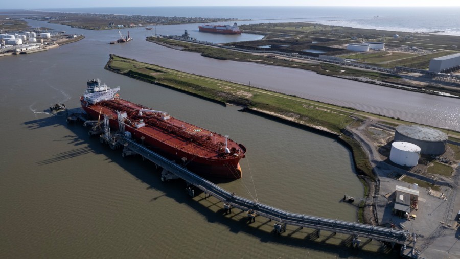 Pengisian tanker minyak di AS./dok. Bloomberg