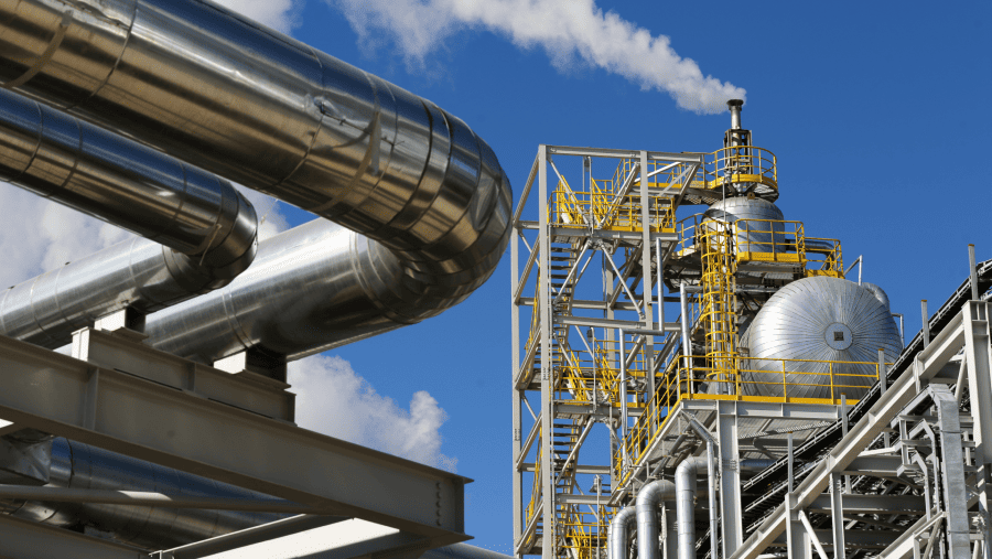 Uap mengepul dari unit produksi amonia baru yang sedang diuji di sebuah pabrik pupuk./Bloomberg- Andrey Rudakov