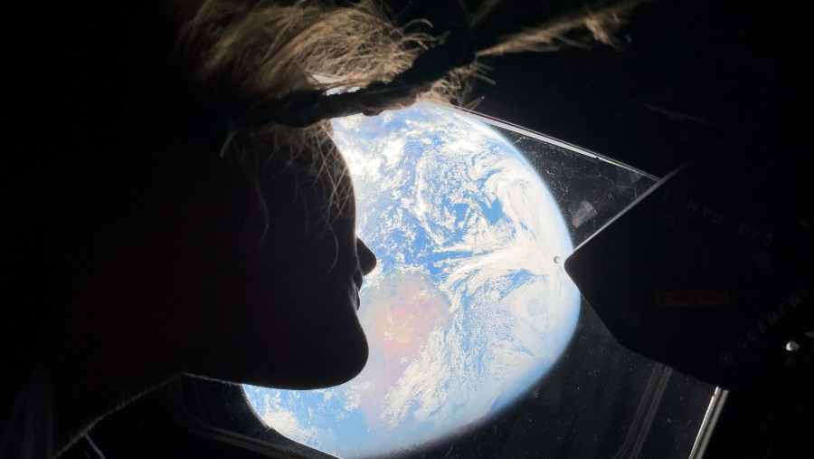 Astronot Christina Koch dalam misi perjalanan ke orbit terdekat Bulan, memandangi Planet Bumi. dok: Bloomberg