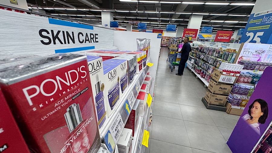 Pengunjung melihat produk perawatan tubuh dan kulit di salah satu ritel modern di Jakarta, Selasa (7/4/2026). (Bloomberg Technoz/Andrean Kristianto)