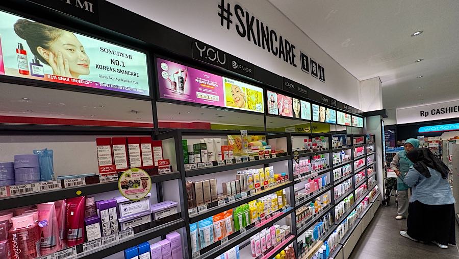Pengunjung melihat produk perawatan tubuh dan kulit di salah satu ritel modern di Jakarta, Selasa (7/4/2026). (Bloomberg Technoz/Andrean Kristianto)