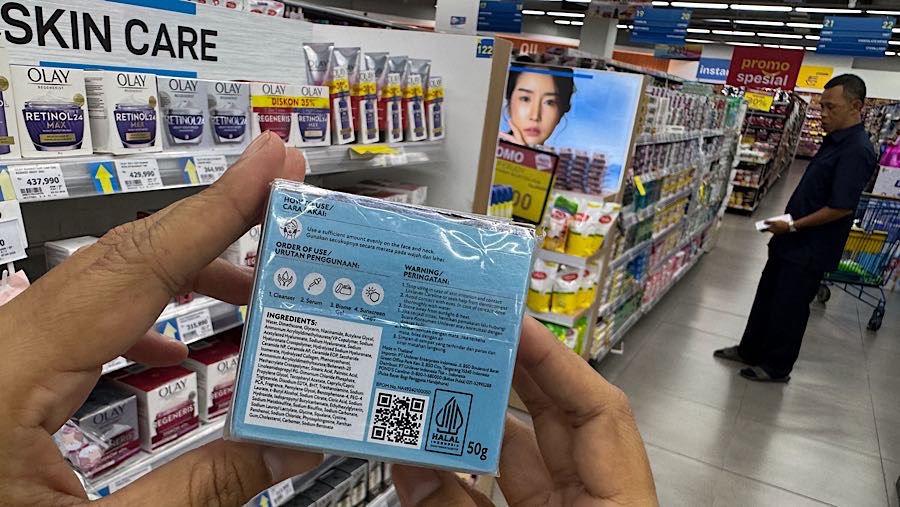 Pemerintah menargetkan seluruh produk kosmetik di Indonesia telah bersertifikat halal paling lambat Oktober 2026. (Bloomberg Technoz/Andrean)