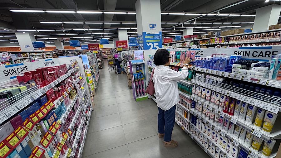 Produk yang tidak memiliki sertifikat halal akan dikenai sanksi berupa peringatan hingga penarikan dari peredaran (Bloomberg Technoz/Andrean K)