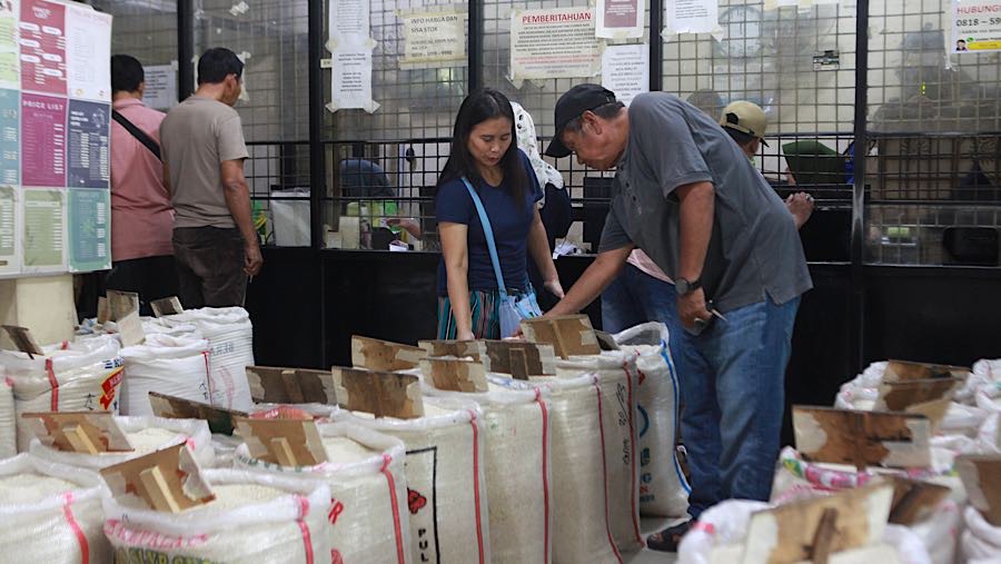 Calon pembeli memilih beras di salah satu toko di Jakarta Selatan, Selasa (7/4/2026). (Bloomberg Technoz/Andrean Kristianto)