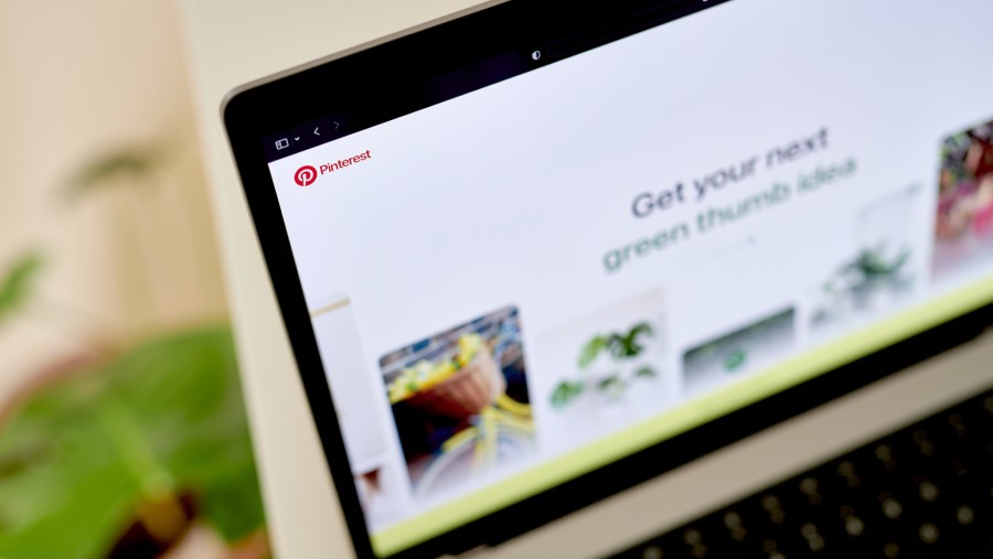 Website Pinterest di laptop. dok: Gabby Jones/Bloomberg