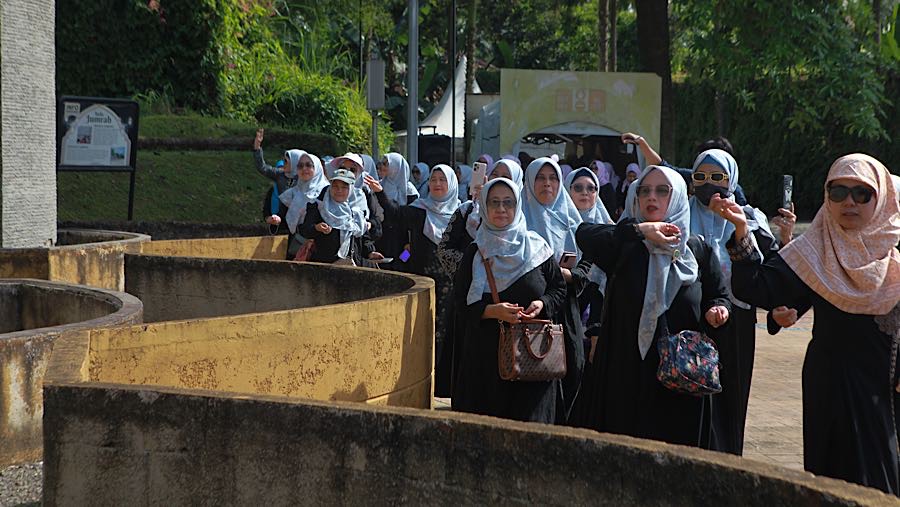Peserta menerima penjelasan tahapan ibadah seperti ihram, wukuf di Arafah, mabit di Muzdalifah dan Mina, tawaf, sai, serta lempar jumrah beserta doa.