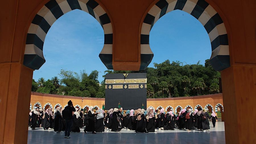 Peserta mengikuti manasik haji di Al Mahmudah Training Center (AMTC) di Tangerang Selatan, Rabu (8/4/2026). (Bloomberg Technoz/Andrean Kristianto)