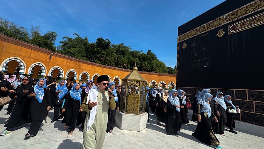 Peserta mengikuti manasik haji di Al Mahmudah Training Center (AMTC) di Tangerang Selatan, Rabu (8/4/2026). (Bloomberg Technoz/Andrean Kristianto)