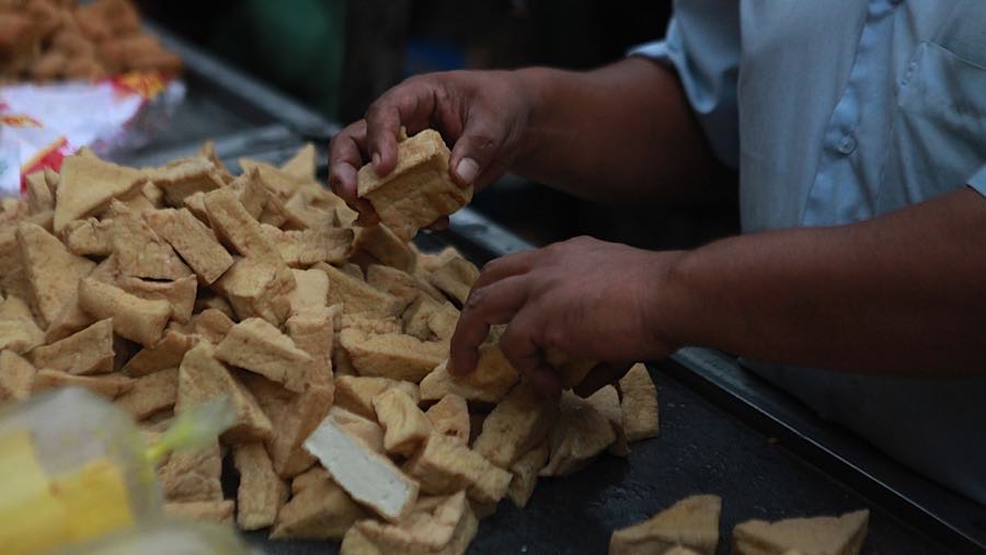 Selaim harga kedelai, plastik juga menjadi aalah satu faktor kenaikan harga tempe dan tahu di pasaran. (Bloomberg Technoz/Andrean Kristianto)