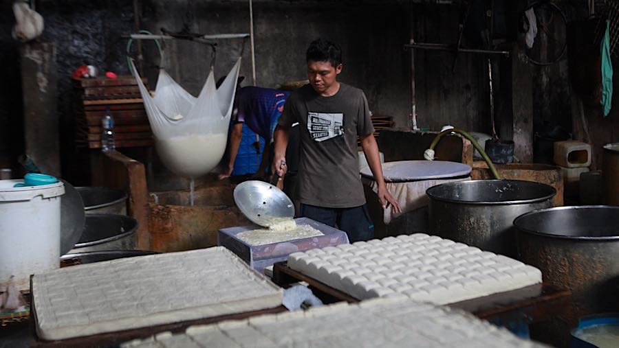 Perajin menyelesaikan pembuatan tahu di Duren Tiga, Jakarta Selatan, Rabu (8/4/2026). (Bloomberg Technoz/Andrean Kristianto)