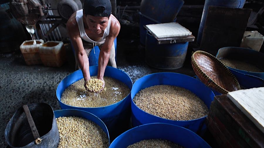 Saat ini harga kedelai dijual seharga Rp11.200 naik dari sebelumnya yang dijual dengan harga Rp10.000. (Bloomberg Technoz/Andrean Kristianto)