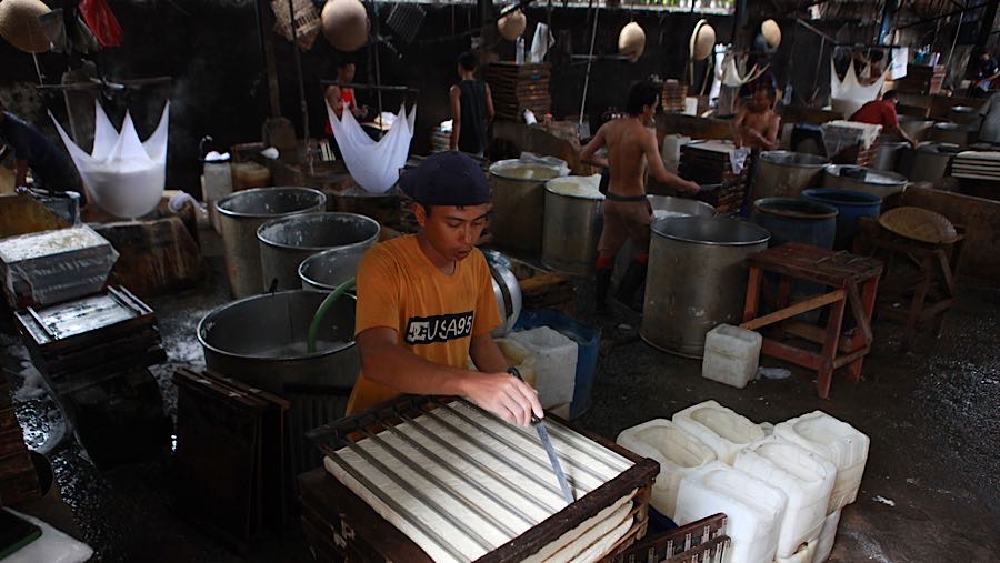 Perajin menyelesaikan pembuatan tahu di Duren Tiga, Jakarta Selatan, Rabu (8/4/2026). (Bloomberg Technoz/Andrean Kristianto)