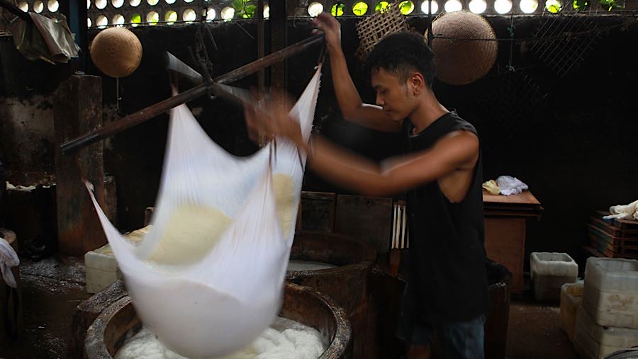 Kenaikan harga kedelai membuat sebagian perajin tahu di Duren Tiga, Jakarta Selatan mencari cara agar tetap berjualajbtanpa menaikan harga. 