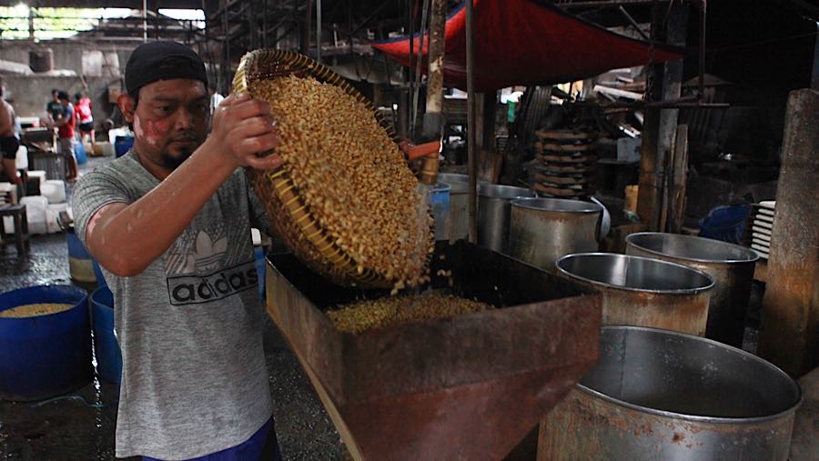 Hal tersebut dilakukan agar para pelanggan tetap dapat membeli tahu dengan harga yang sama. (Bloomberg Technoz/Andrean Kristianto)