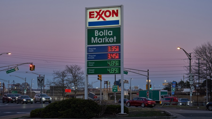 Papan harga bahan bakar Exxon di AS./dok. Bloomberg