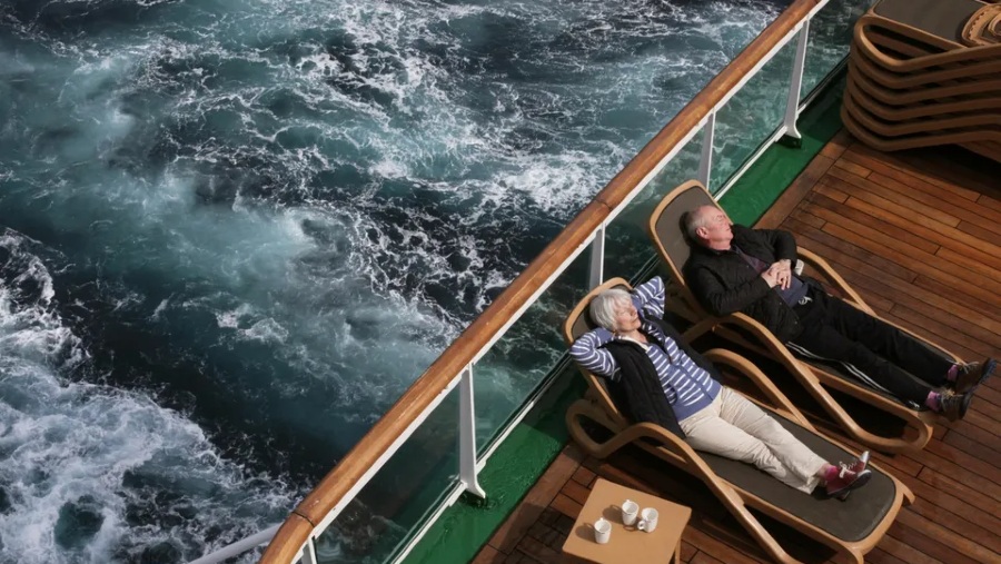 Sepasang suami istri menghabiskan masa tua mereka di tengah laut.Sumber: Alamy/Bloomberg Businessweek
