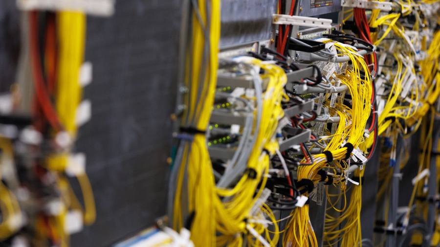 Kabel jaringan infrastruktur telekomunikasi dari fiber optik. dok: Bloomberg