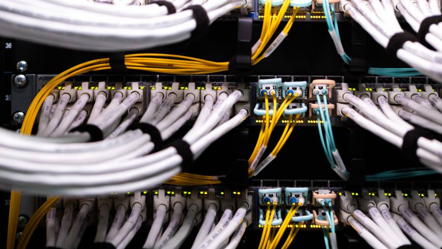 Kabel jaringan infrastruktur telekomunikasi dari fiber optik. dok: Bloomberg